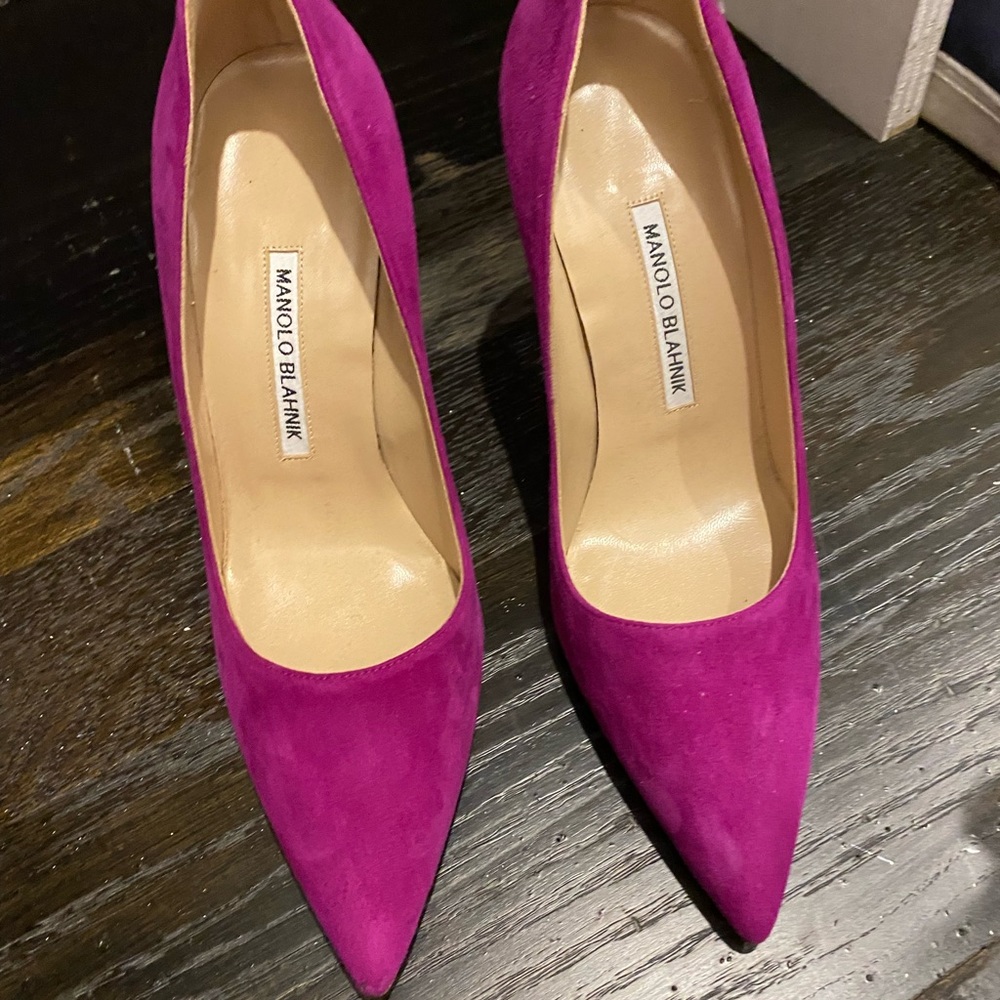 Manolo blahnik purple suede pumps